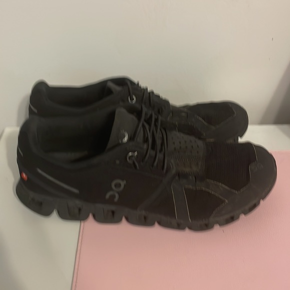 Like new black onclouds size 8. - Picture 2 of 4